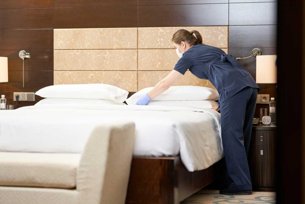 Hotelreinigung von GARANT - Betten werden frisch bezogen