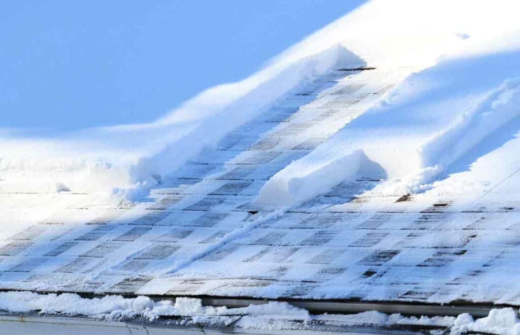GARANT Winterdienst räumt Dächer frei von Schnee